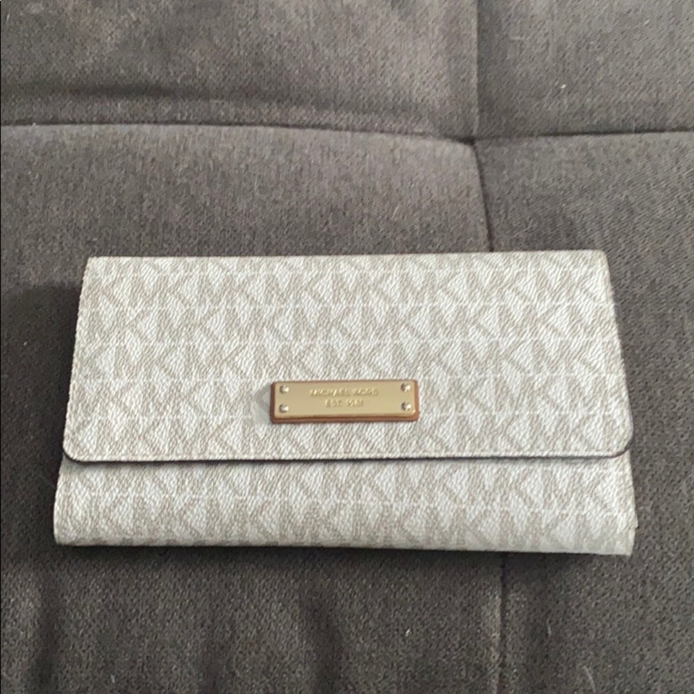 Cream Logo print Micheal Kors wallet.